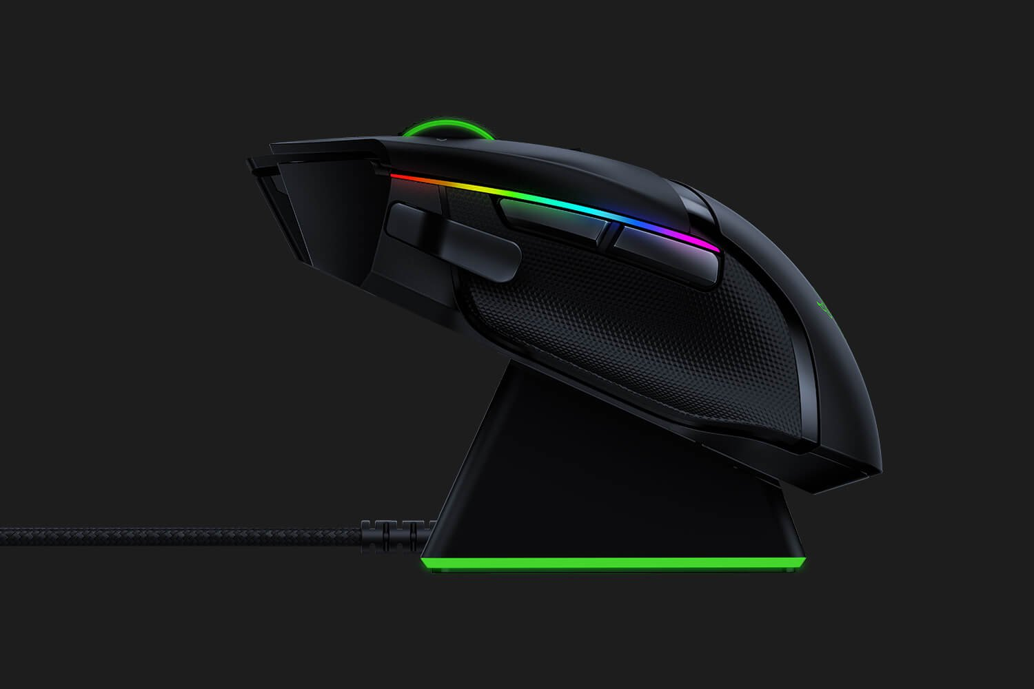 Een zwarte draadloze gamingmuis op een oplaadbasis, met RGB-verlichting. De achtergrond is donkergrijs.