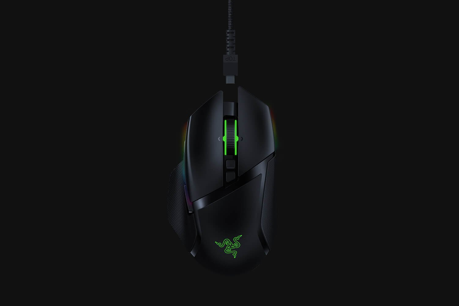 Een zwarte Razer gaming muis hangt tegen een donkere achtergrond. Het heeft een groen scrollwiel en logo, en een aangesloten kabel.