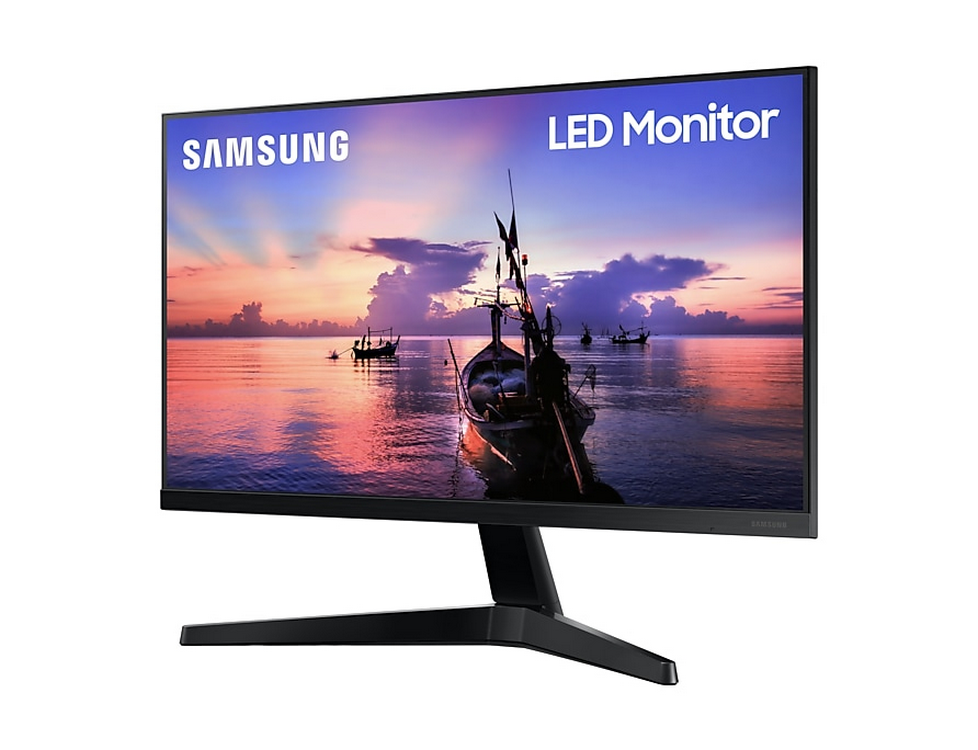 Un monitor LED Samsung que muestra una vista panorámica de agua y un barco.