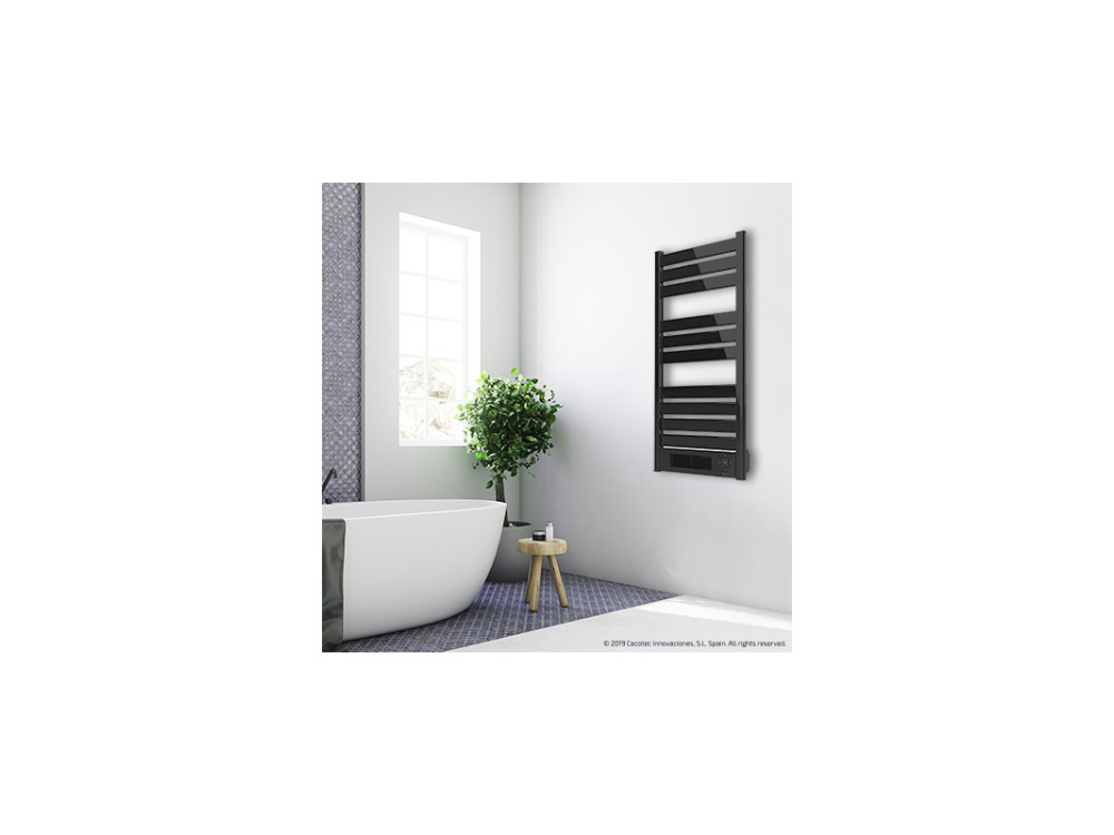 Un baño moderno con una bañera blanca, un toallero negro, un taburete de madera y una planta cerca de una ventana.