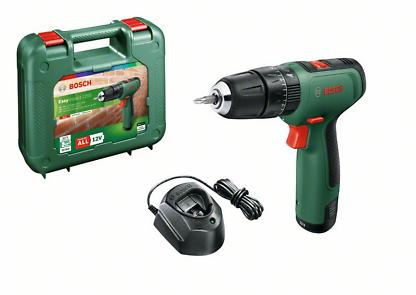 Egy zöld-fekete akkus fúró, töltő és egy tok. Bosch felirat a fúrón.