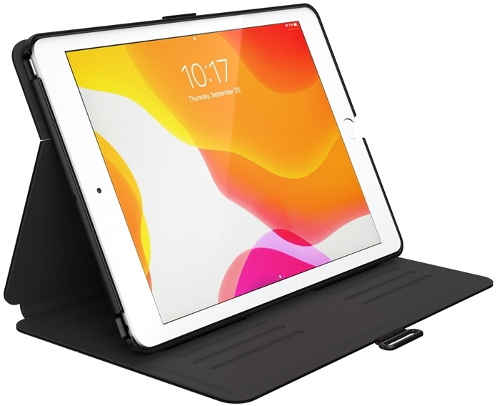 Tablet fekete tokban, nyitva fehér háttéren. A képernyőn az idő látható.