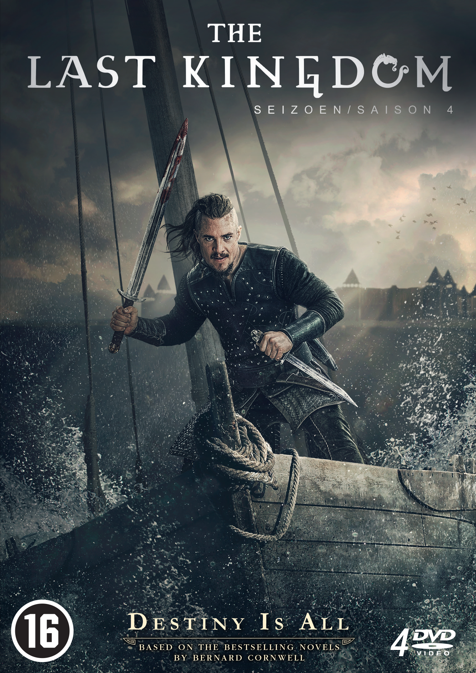 Couverture DVD pour The Last Kingdom Saison 4. Un homme avec une épée est sur un navire.