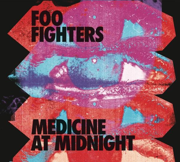 Pochette d'album avec le texte 'FOO FIGHTERS' et 'MEDICINE AT MIDNIGHT'. Design abstrait rouge, bleu et violet. Fond noir.