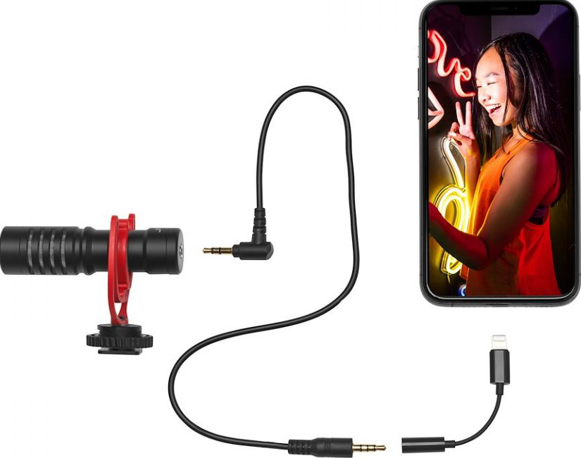 Mikrofon- und Smartphone-Setup. Rotes Mikrofon, Telefon mit Neonlichtern und Kabel.
