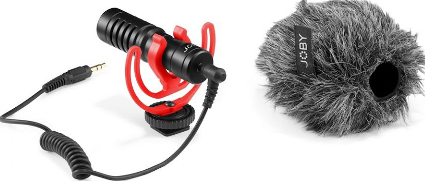 Un microphone noir avec un support rouge et une bonnette anti-vent en fourrure, avec un câble noir. Fond blanc.