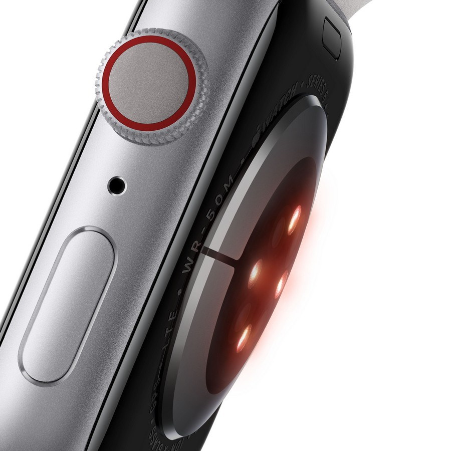 Primer plano de un smartwatch plateado mostrando sensores rojos.