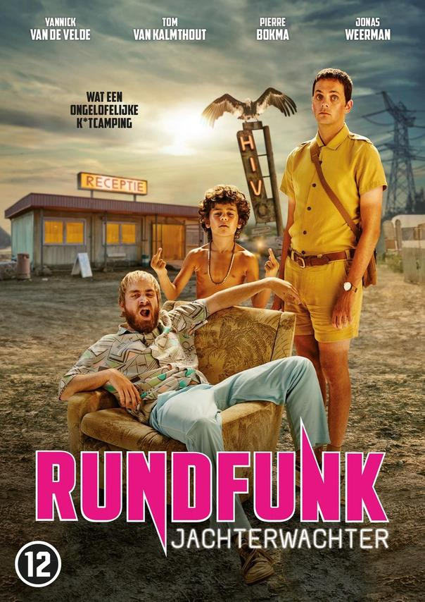 Affiche de film : Trois hommes devant un bâtiment. Titre : Rundfunk Jachterwachter.