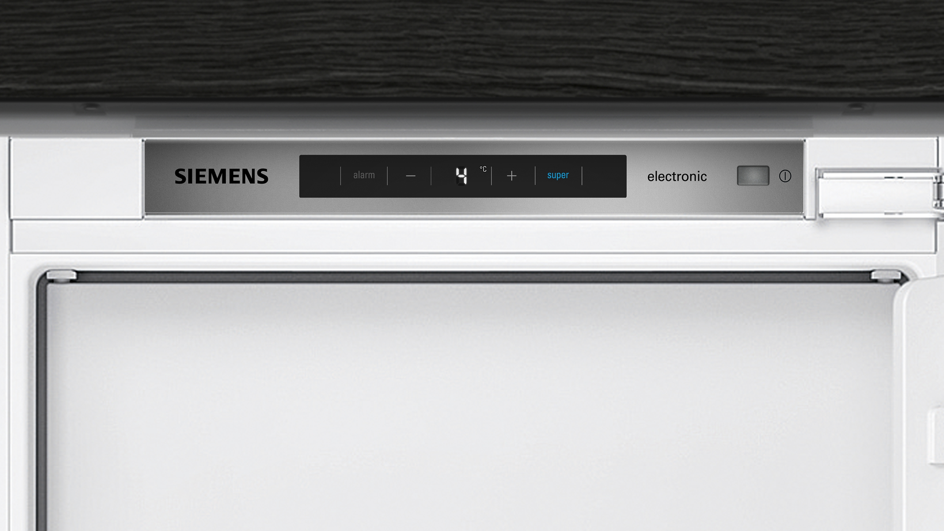 Ein Siemens-Kühlschrank-Bedienfeld, das die Temperatur und andere Einstellungen anzeigt.