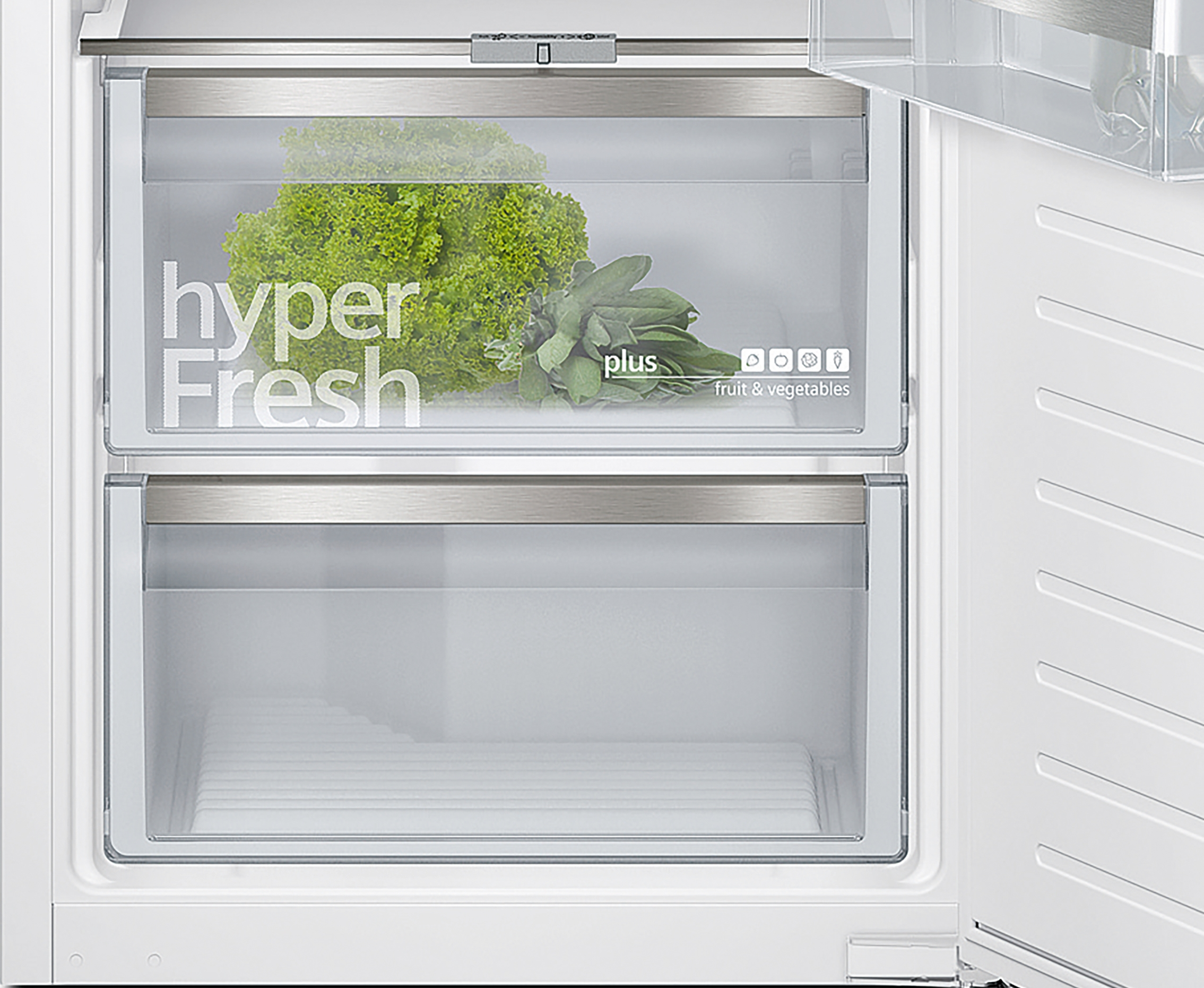 Kühlschrank mit zwei Schubladen. Die obere Schublade hat grünen Salat.