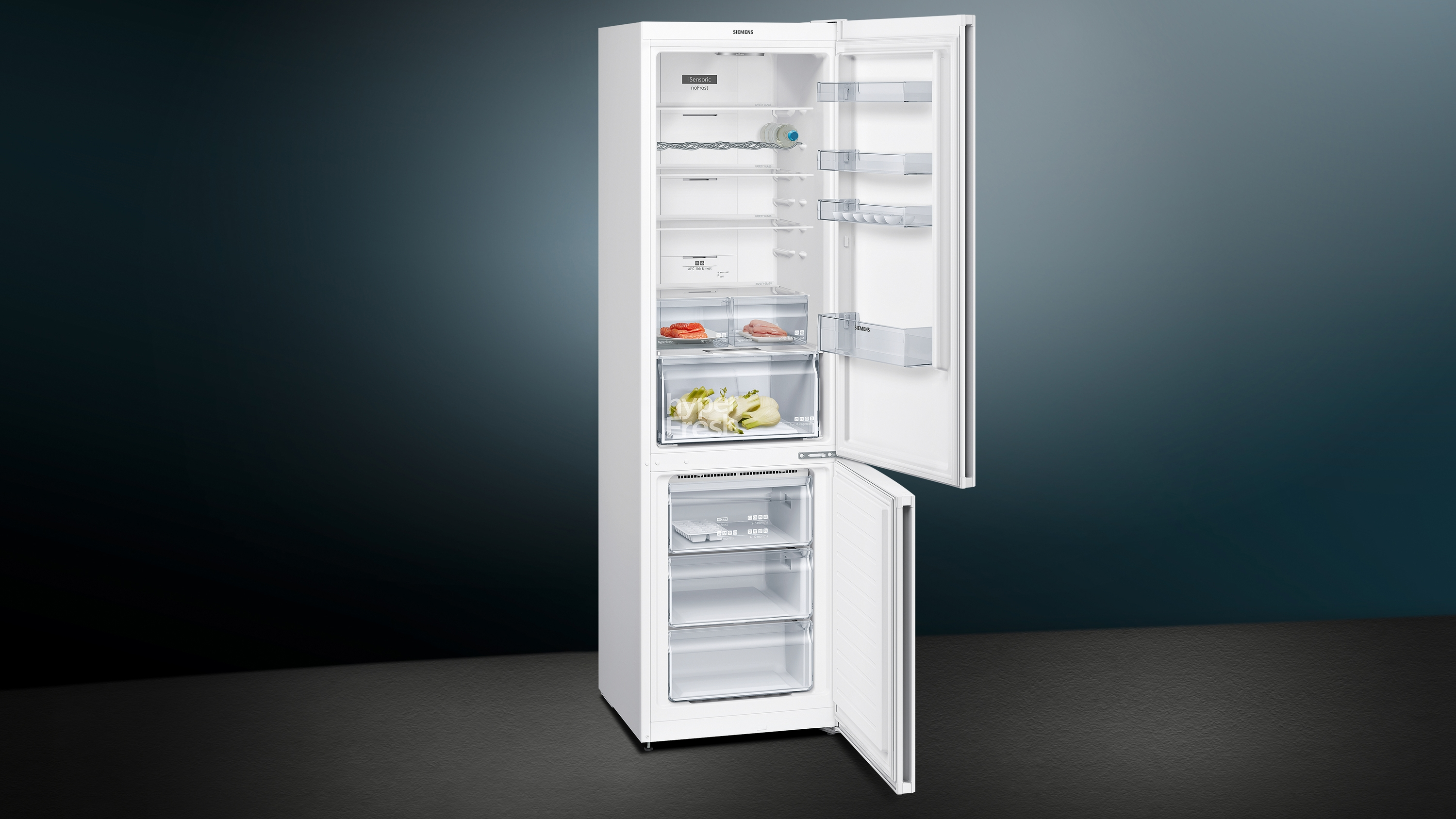 Refrigerador blanco con la puerta abierta, mostrando estantes y compartimentos.