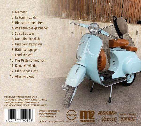 Die Rückseite einer CD mit Titelliste, Titel und einem Foto eines blauen Rollers. Der Name des Künstlers ist angegeben.