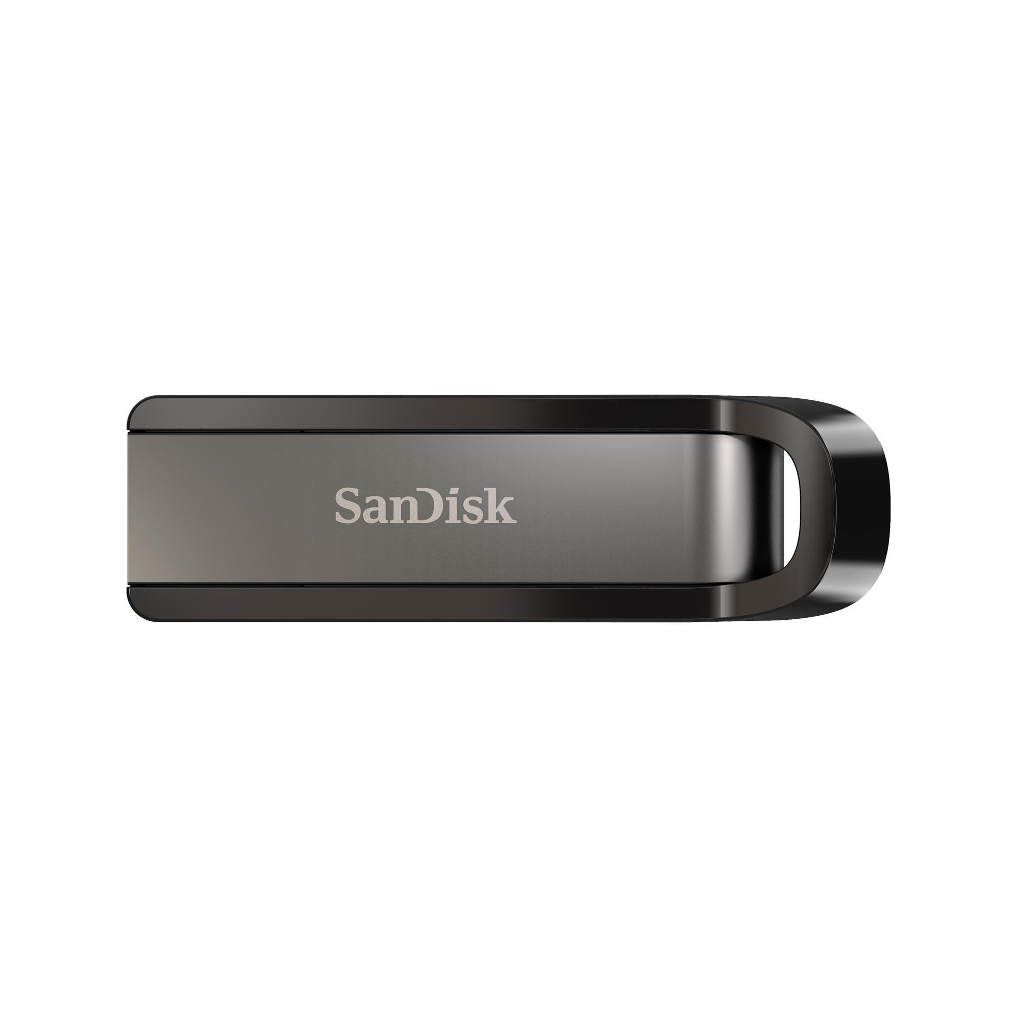 Ein silberner und schwarzer USB-Stick mit dem Sandisk-Logo auf weißem Hintergrund.