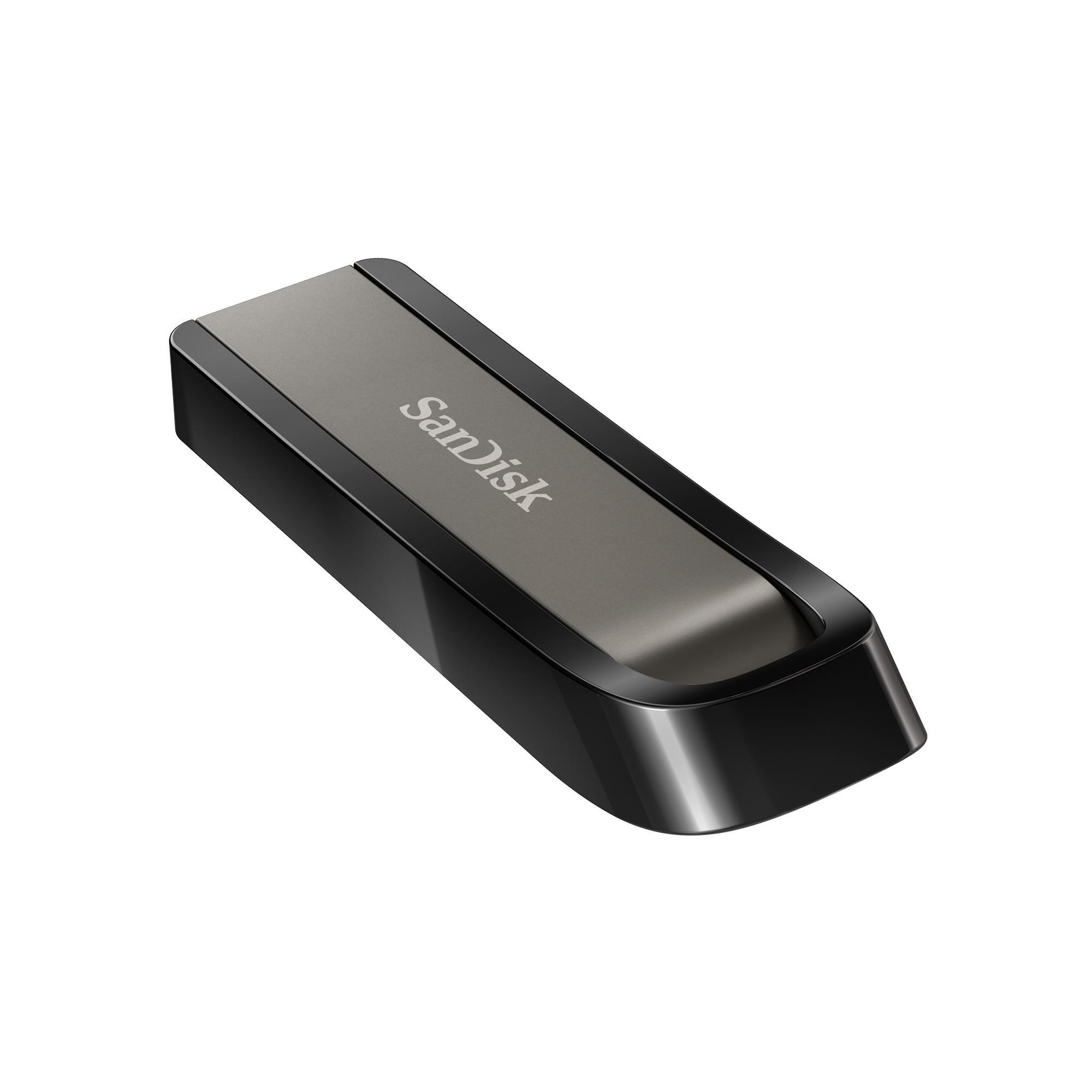 Ein schwarzer und silberner SanDisk USB-Stick auf weißer Oberfläche.