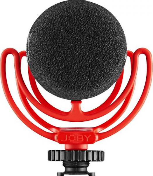 Un microphone rouge avec une housse en mousse noire et un cadre rouge. Il a un logo en bas.