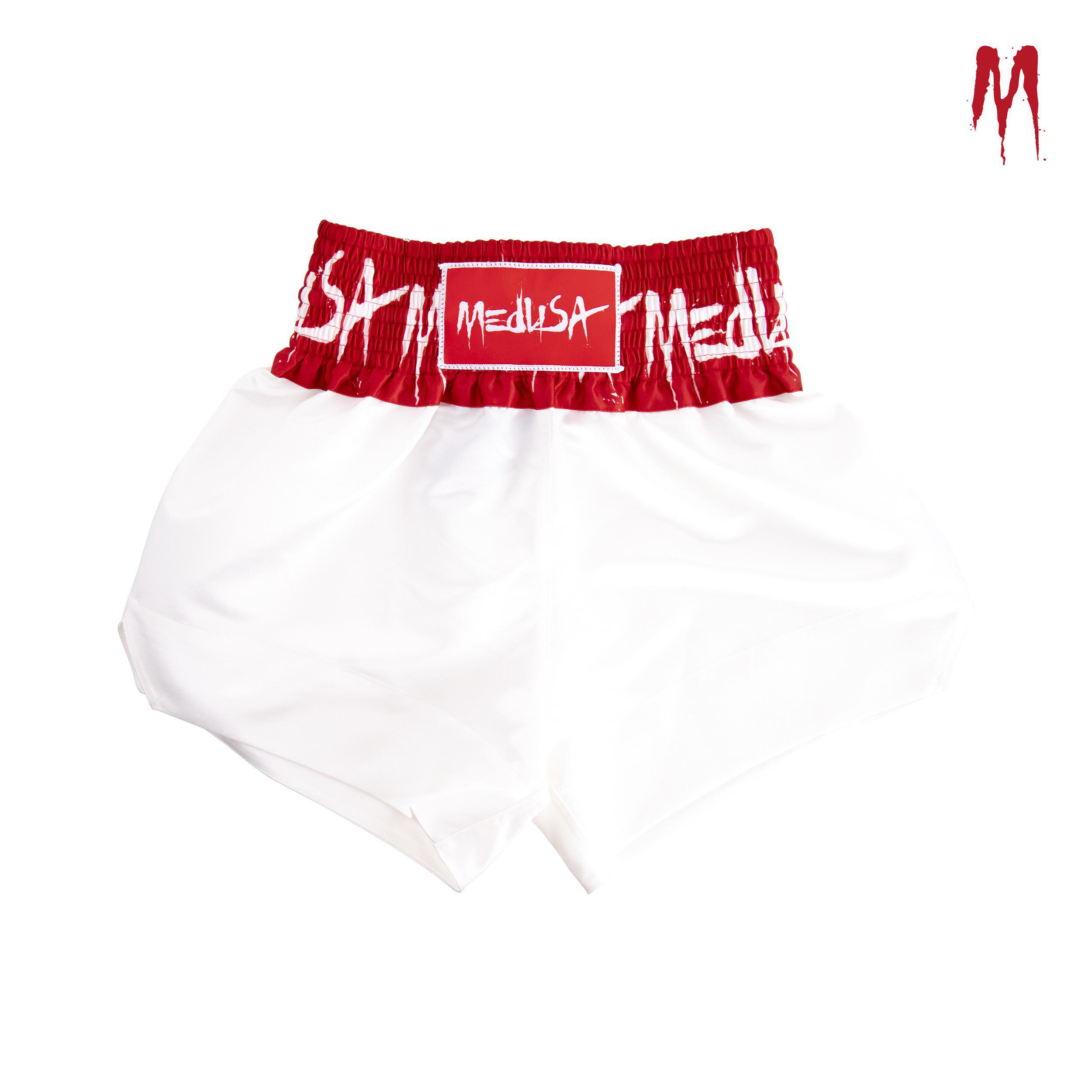 Weiße Boxshorts mit rotem Bund. 'SAM MEDUSA MEDUSA' steht auf dem Bund.