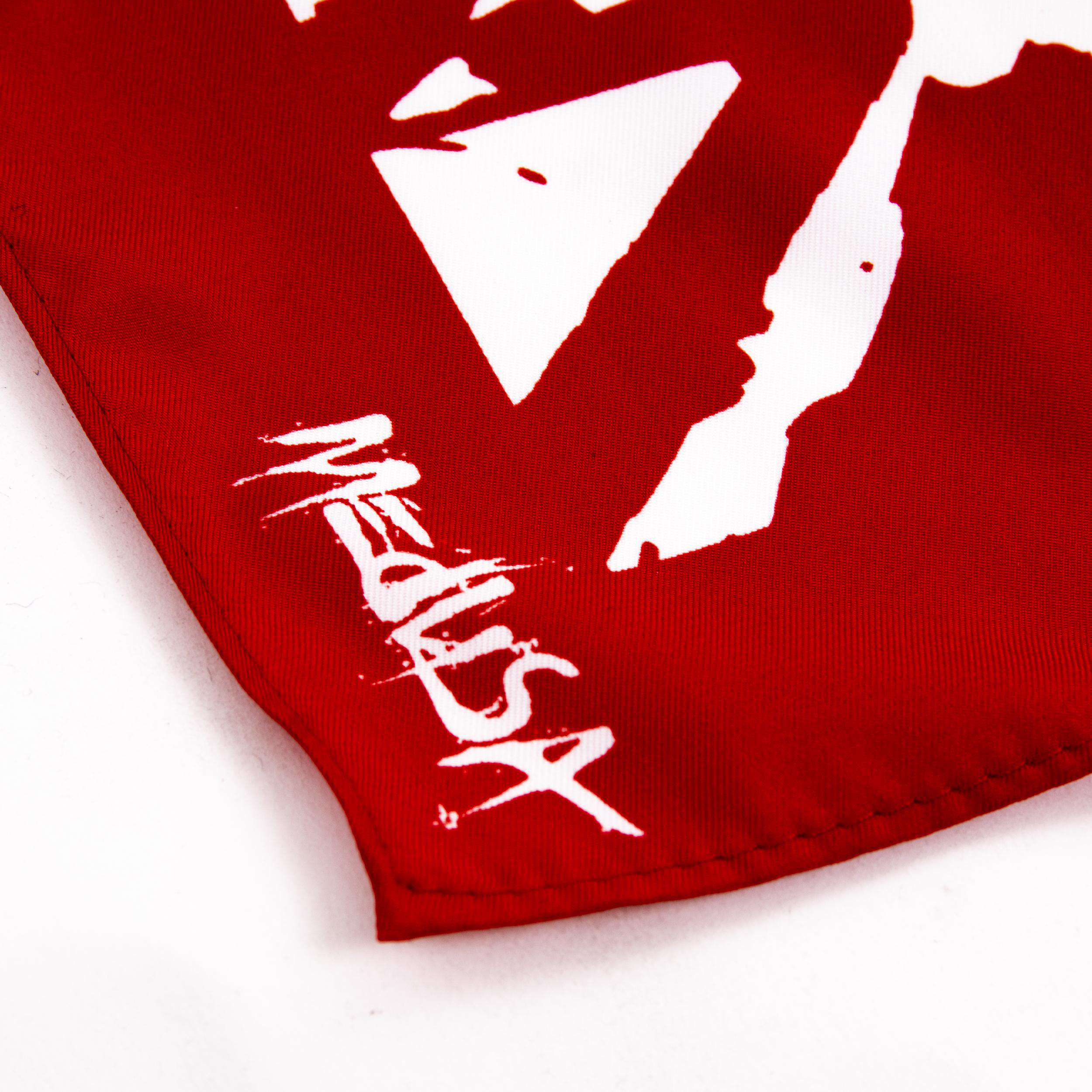 Rotes Bandana mit weißer Medusa-Grafik und Text, auf weißem Hintergrund.