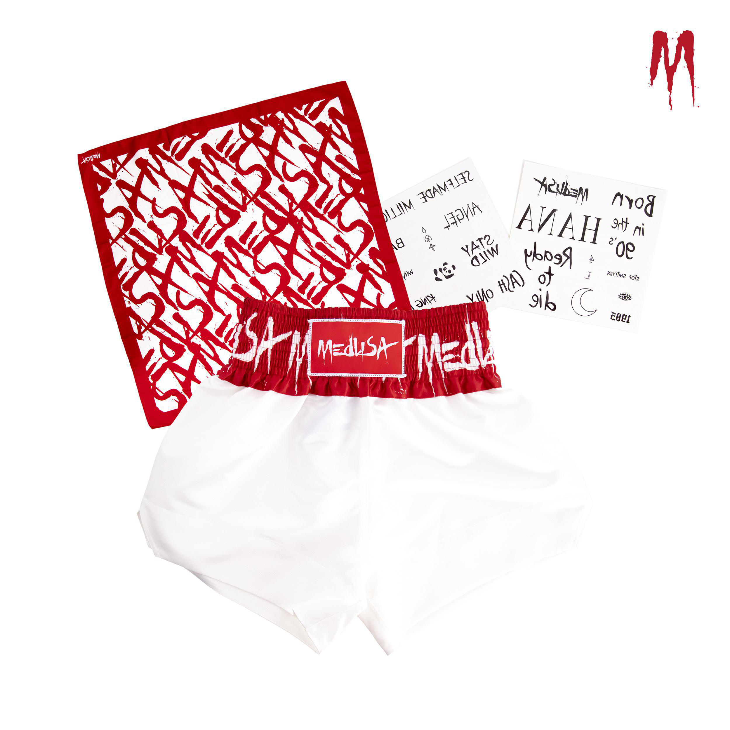 Eine Sammlung von Boxausrüstung: Shorts, Bandana und temporäre Tattoos. Alle Artikel tragen das 'MEDUSA'-Branding.