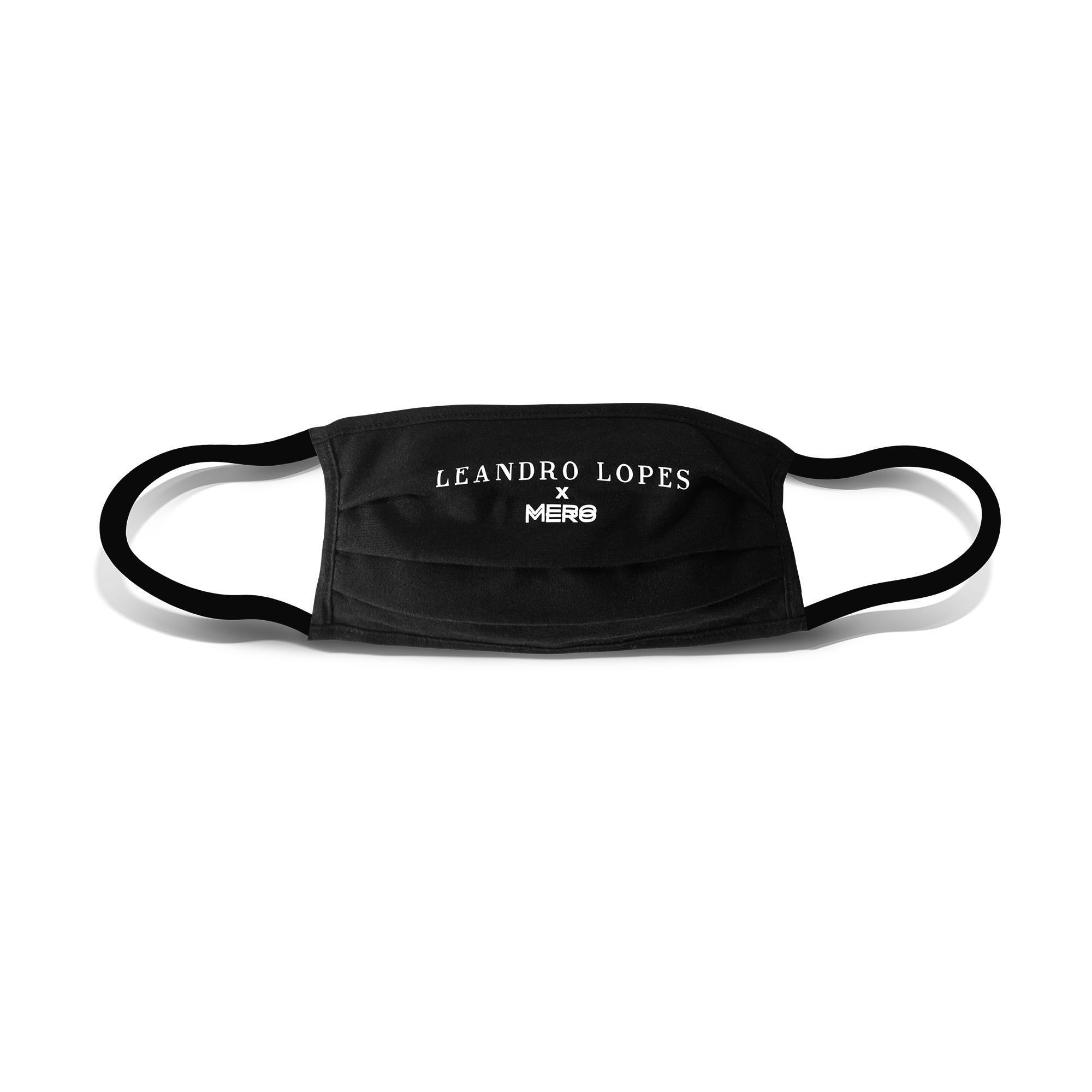 Eine Frau in der Küche, die Sprachbefehle zur Steuerung der Beleuchtung verwendet.
