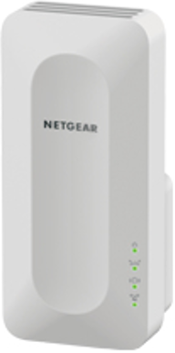 Répéteur Wi-Fi Netgear blanc branché au mur, avec trois voyants verts.