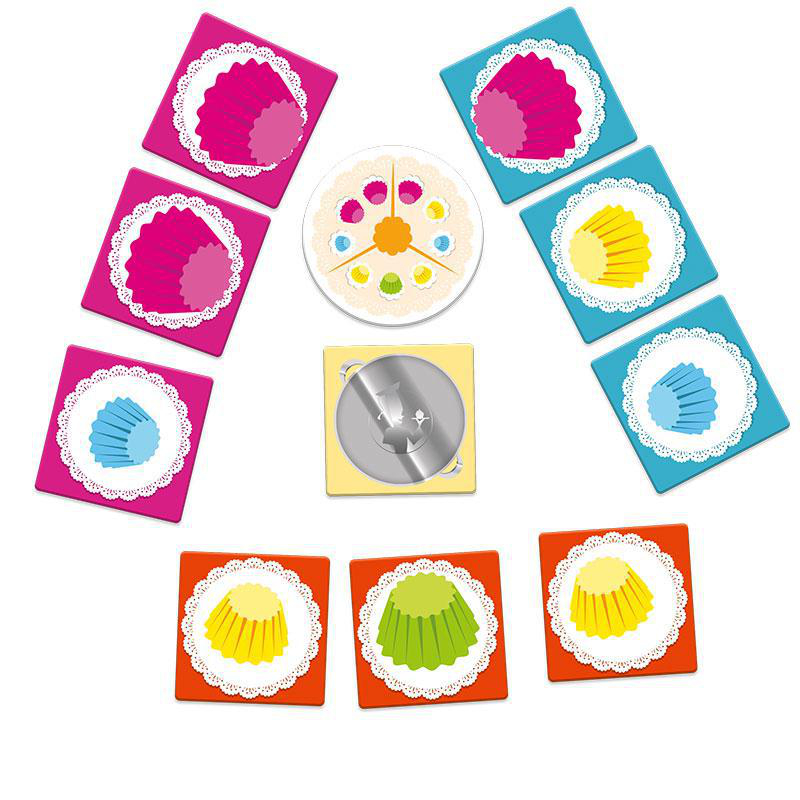 Bunte Spielsteine, verschiedene Formen. Ein gelbes Quadrat mit CD in der Mitte.