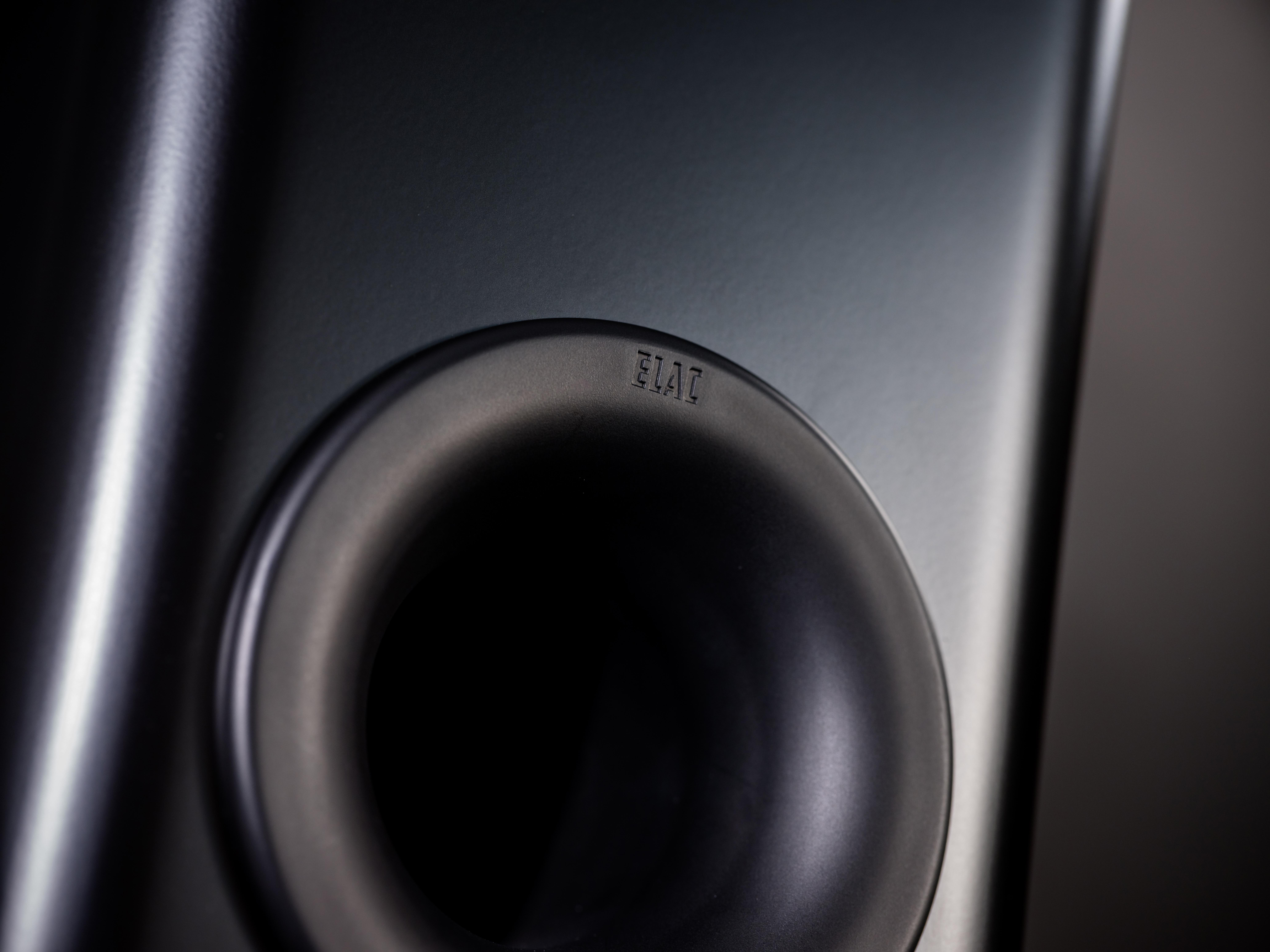 Nahaufnahme eines Lautsprechers mit dem ELAC-Logo.