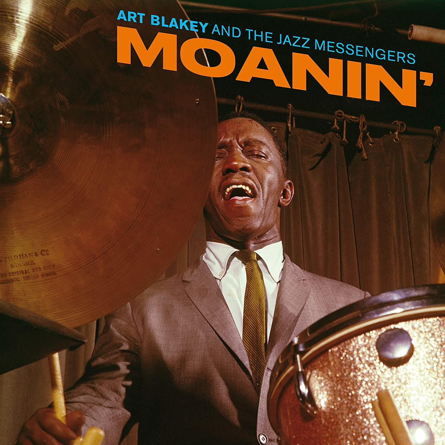 Art Blakey and The Jazz Messengers albumának borítója. A zenekarvezető dobol, a cintányér a fókuszban.