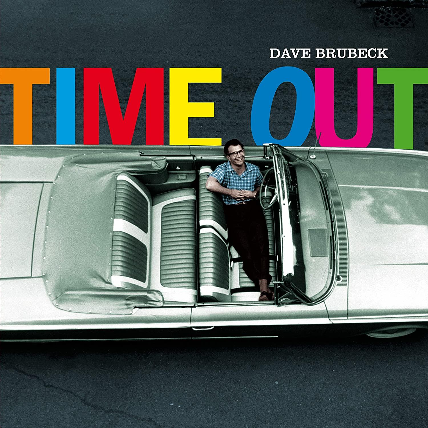 A Dave Brubeck Time Out című albumának borítója. Férfi autóban, színes címmel.