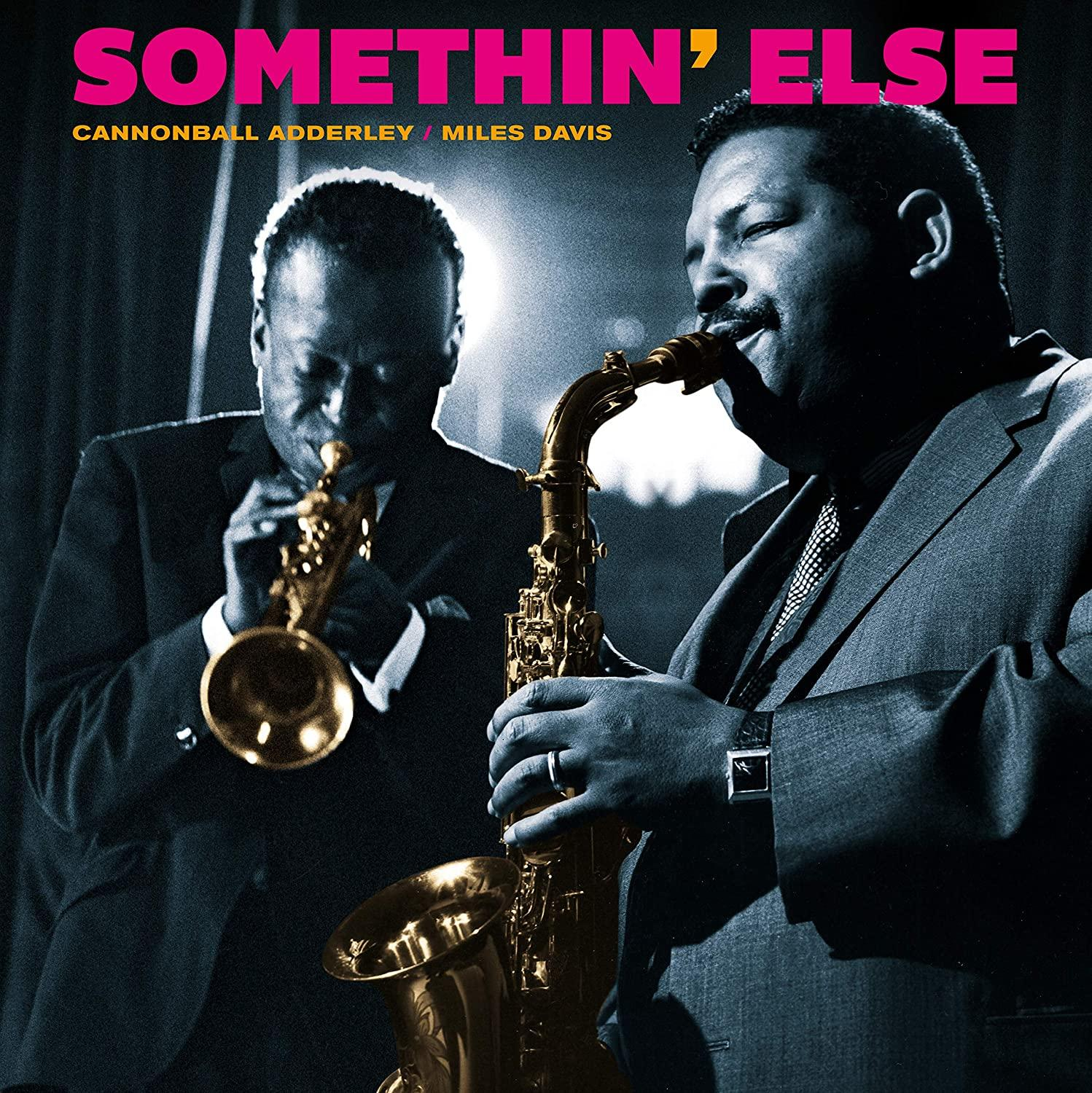 Album borító, két férfival, akik rézfúvós hangszereken játszanak. A szöveg: 'Somethin' Else'.