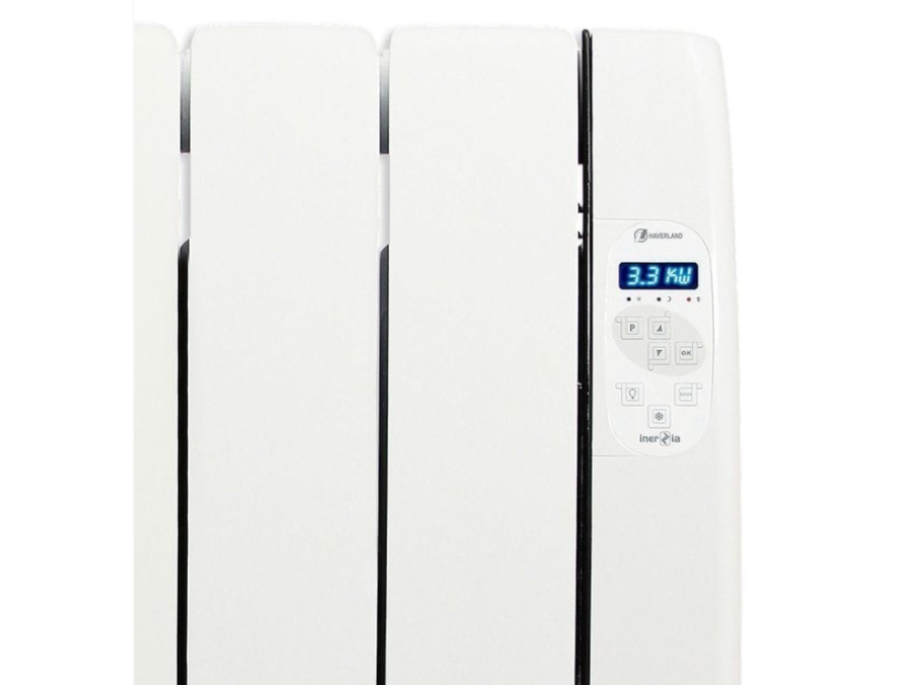 Calentador eléctrico blanco. Pantalla digital que muestra 3,3KW. Paneles blancos. Fondo negro.
