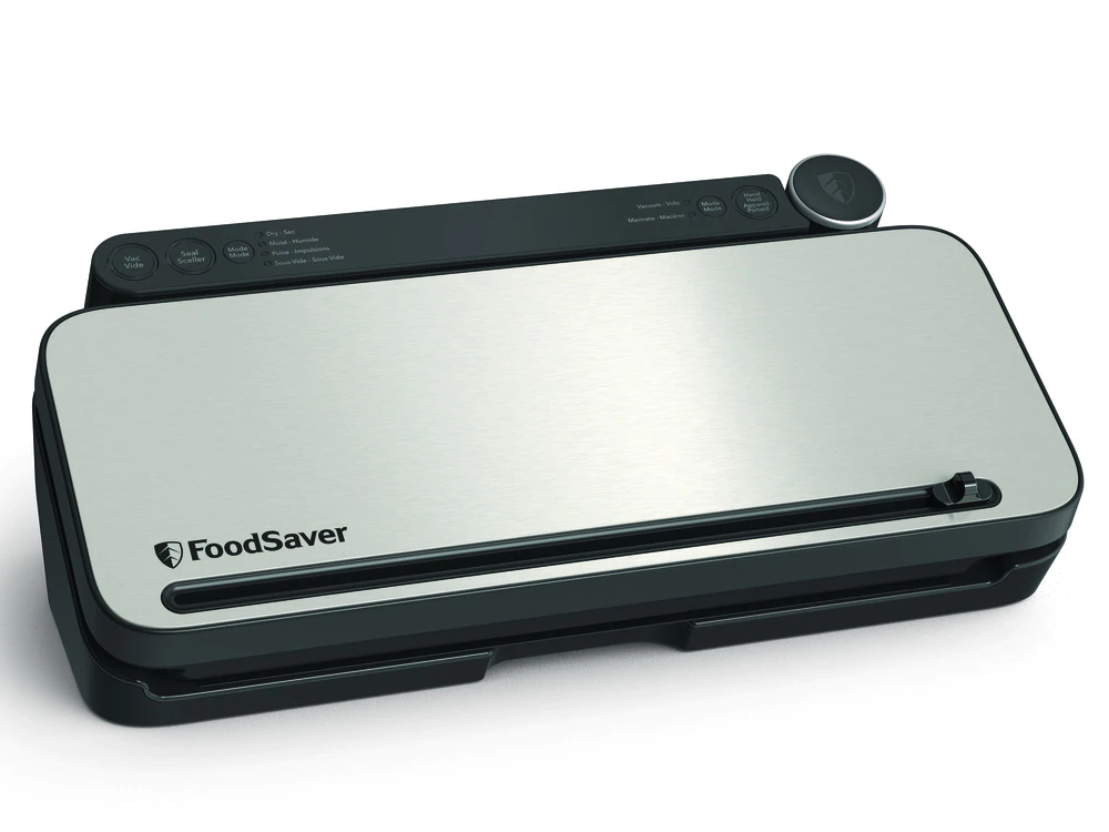 Sellador al vacío FoodSaver, plateado y negro, con botones y tapa.
