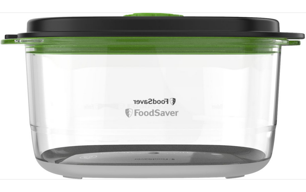 Contenedor de alimentos transparente con tapa negra. El contenedor dice FoodSaver.