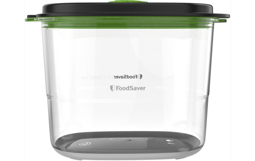 Contenedor de alimentos transparente con tapa negra y detalles verdes.