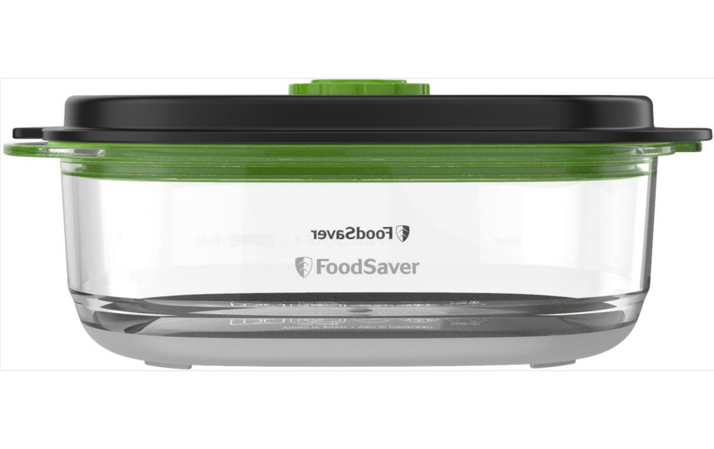Un recipiente transparente y rectangular para guardar alimentos con tapa negra y detalles verdes. Impreso Foodsaver.