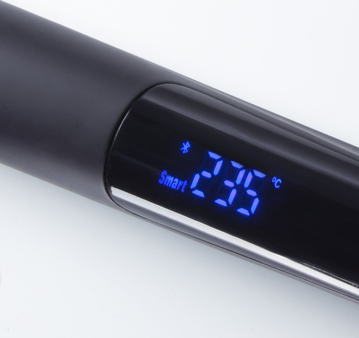 Schwarzer Haarglätter mit Digitalanzeige, die 235°C und Smart anzeigt. Weißer Hintergrund.
