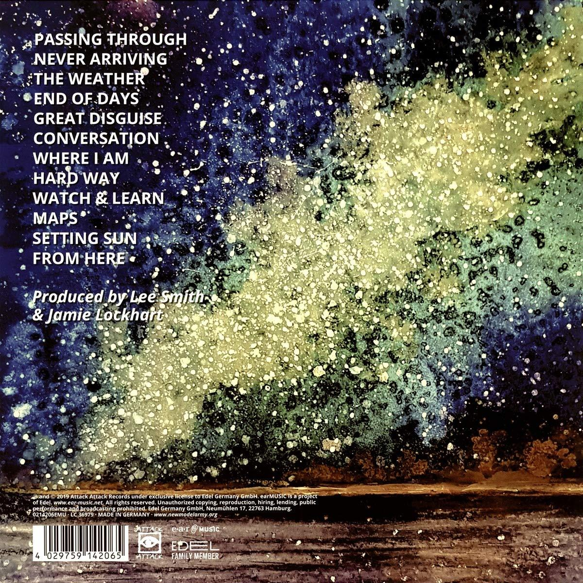 Album-Rückseite mit Trackliste. Dunkler, sternenreicher Hintergrund. Text in Weiß. Produziert von Lee Smith & Jamie Lockhart.