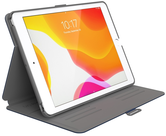 Egy iPad tokban egy felületen van megtámasztva.