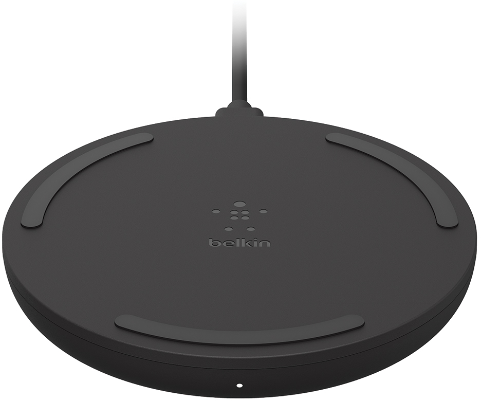 Zwarte Belkin draadloze oplaadpad met drie rubberen grepen.