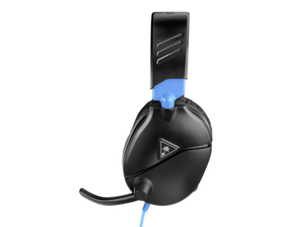 Auriculares para juegos negros y azules. Tiene un micrófono y se apoya en un fondo blanco.