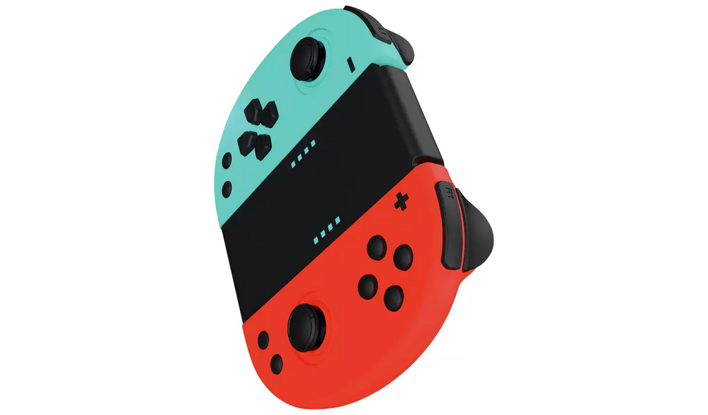 Dos mandos de Nintendo Switch, turquesa y rojo, conectados a un agarre negro, fondo blanco.