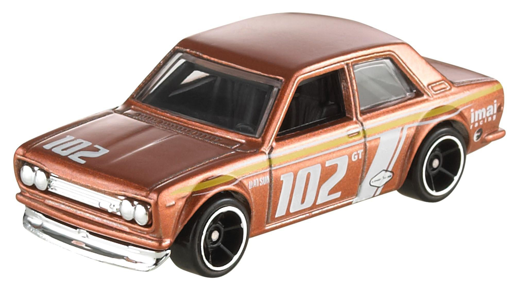 Ein kupferfarbenes Spielzeugauto mit weißen Rennstreifen und der Nummer 102. Es hat schwarze Räder und die Aufschrift 'Datsun'.