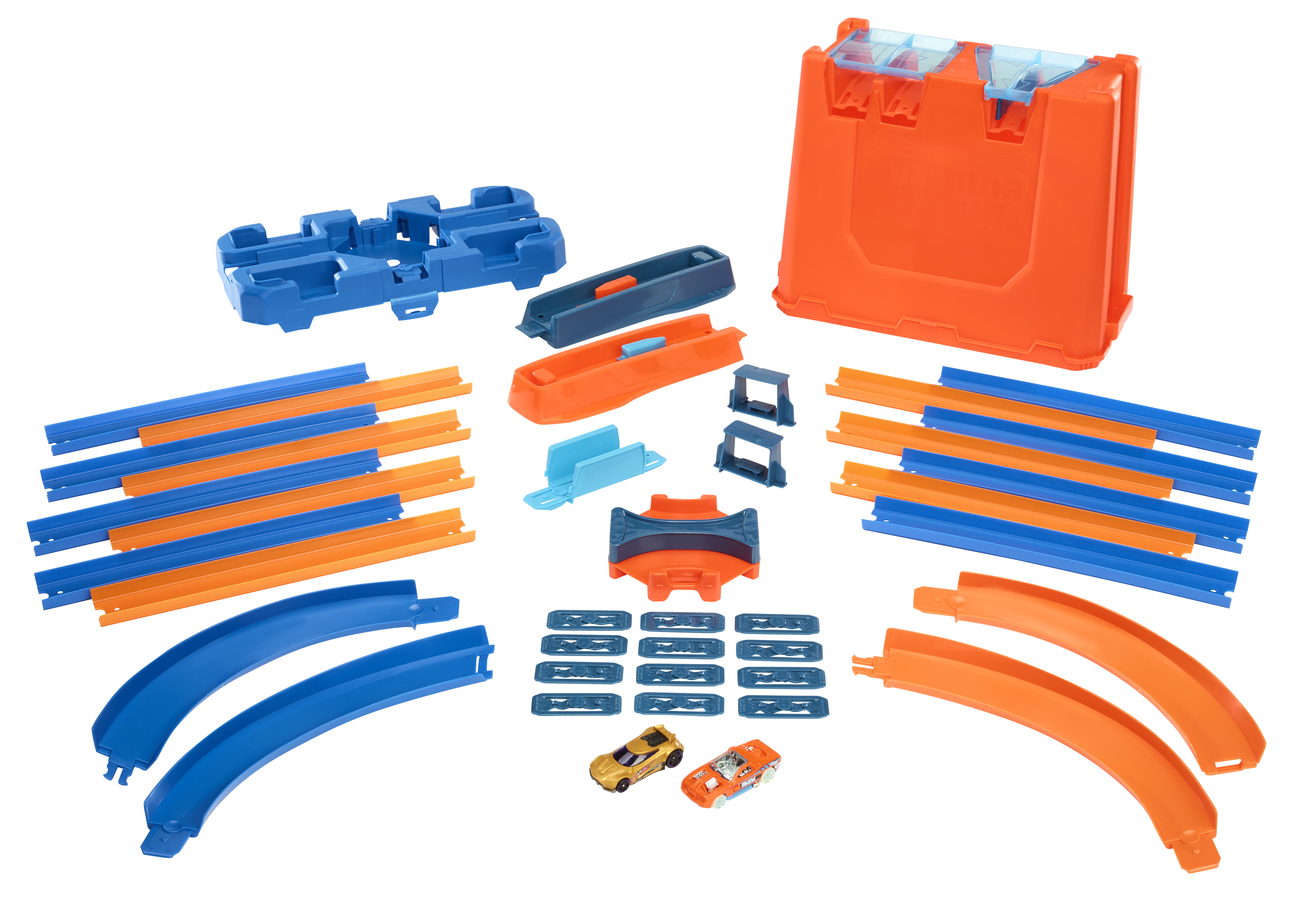 Ein Hot-Wheels-Streckenset. Es enthält verschiedene blaue und orangefarbene Streckenteile, eine Aufbewahrungsbox und zwei Spielzeugautos.