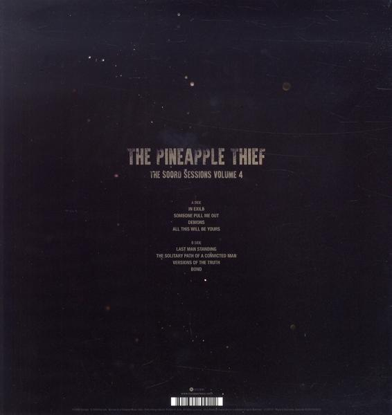 Vinyl-Albumcover, dunkel mit Text. Albumtitel, Trackliste sichtbar. Schwarzer Hintergrund.