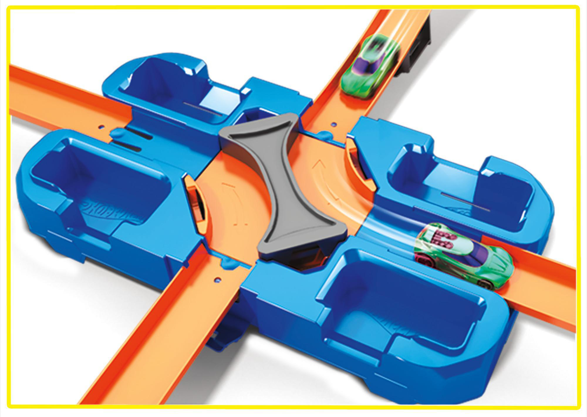 Eine Hot-Wheels-Strecke mit blauen Abschnitten, orangen Rampen und zwei grünen Spielzeugautos, die Rennen fahren. In der Mitte befindet sich ein grauer Teiler.