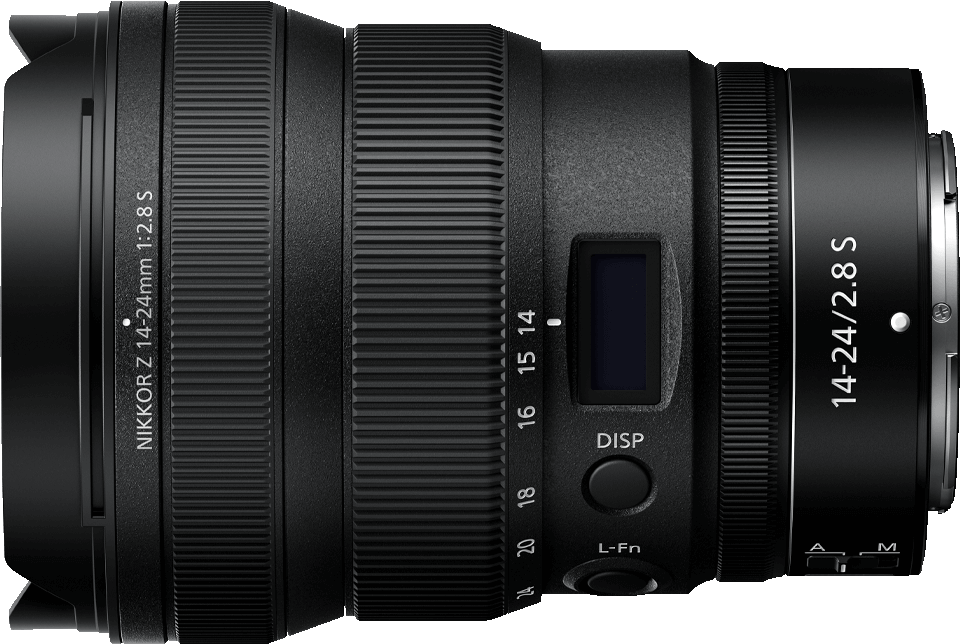 Un objectif d'appareil photo noir avec des informations détaillées. L'objectif est sur un fond blanc.