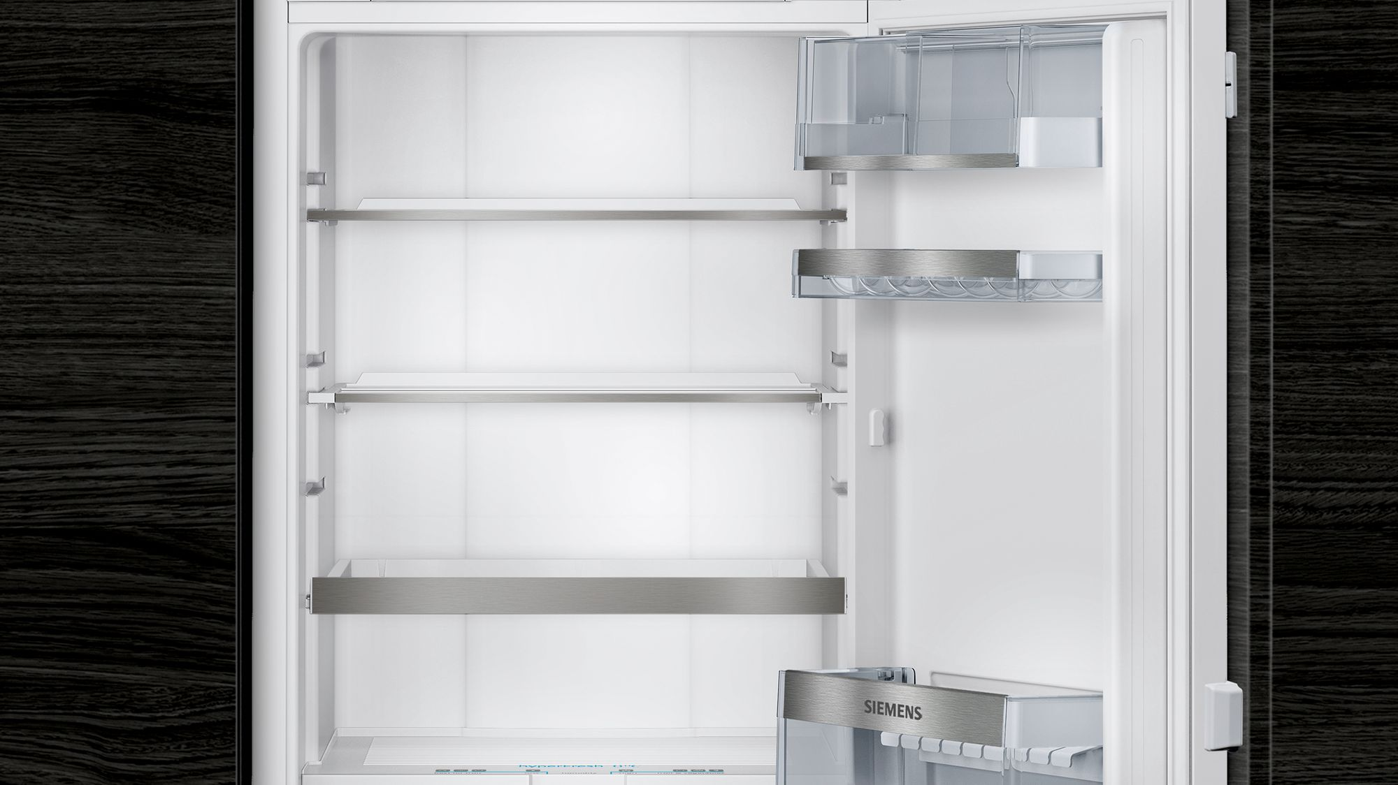 Ein leerer weißer Kühlschrank mit Regalen und Fächern, die Tür ist offen.