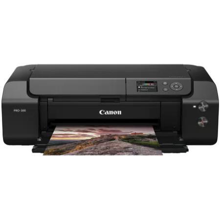 Schwarzer Canon PRO-300 Drucker. Er hat ein Display und Knöpfe. Ein Landschaftsdruck ist sichtbar.