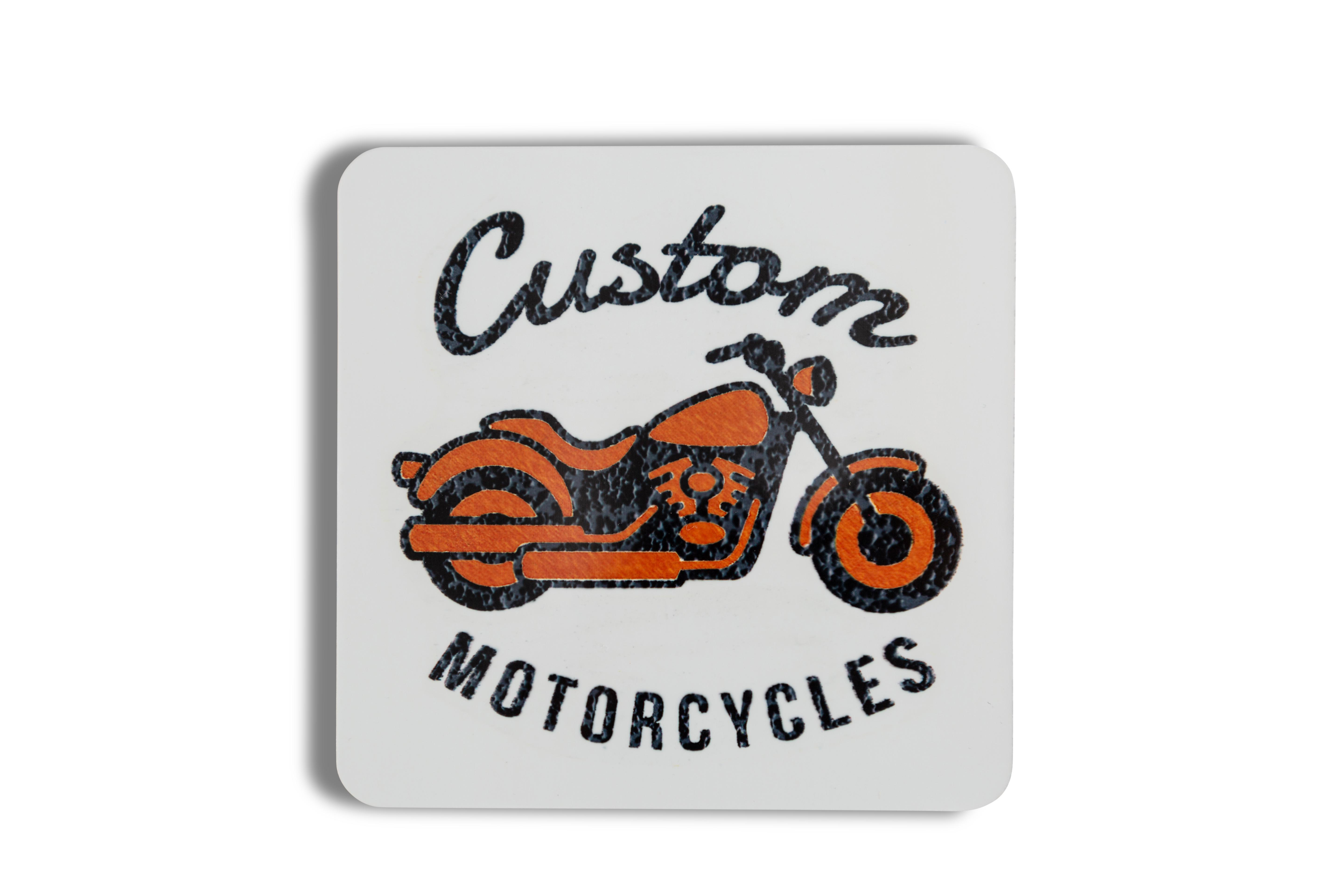 Ein quadratischer Aufkleber mit einer Motorradillustration. Er sagt 'Custom Motorcycles'.