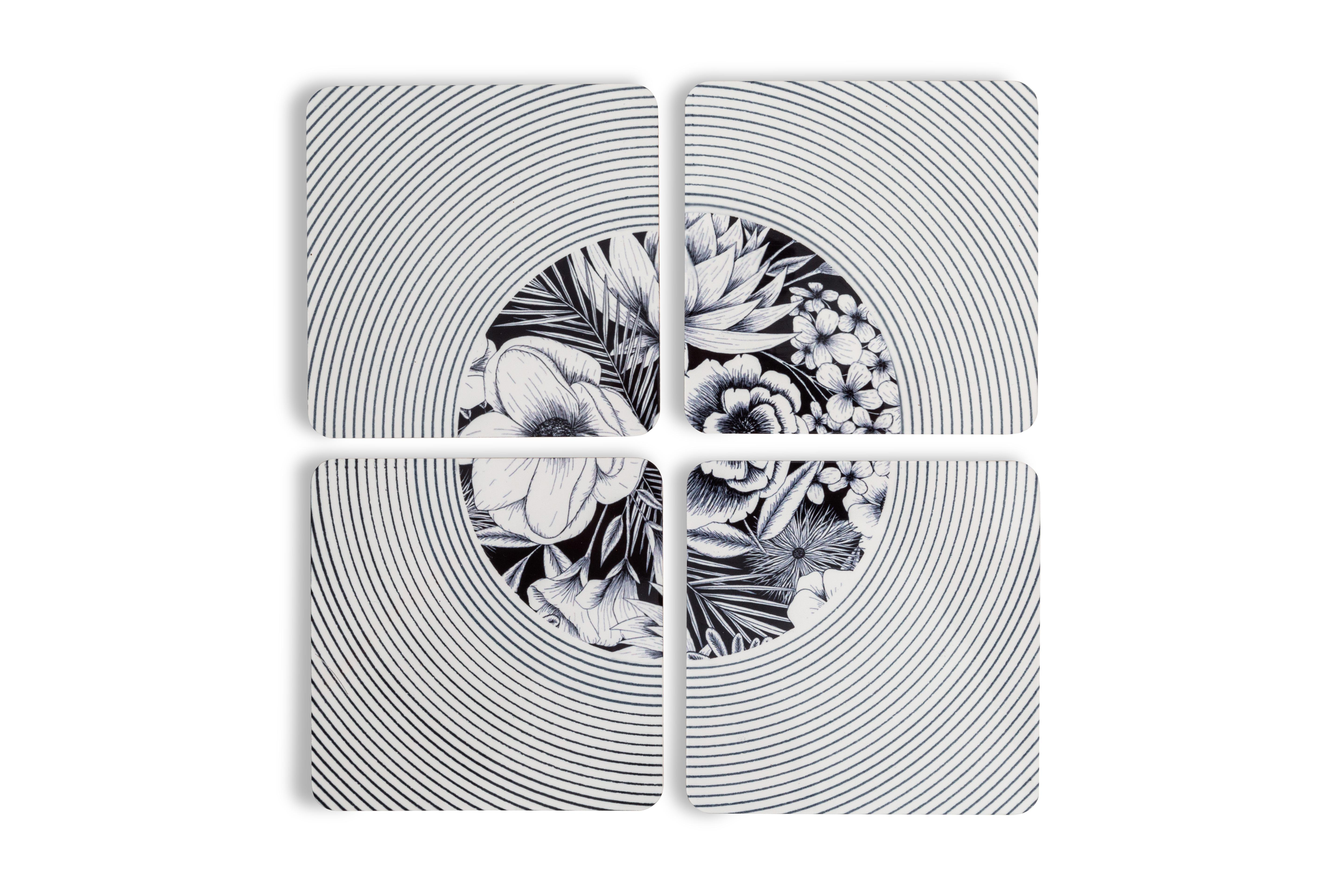 Vier quadratische Teller. Jeder hat konzentrische Linien und ein Blumendesign in der Mitte. Weißer Hintergrund.