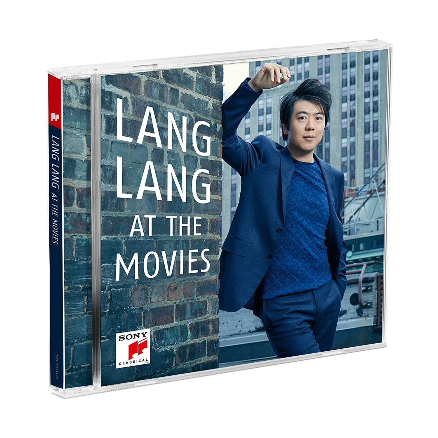 CD-Hülle mit Lang Lang Albumcover; Mann in blauem Anzug lehnt an Backsteinmauer.